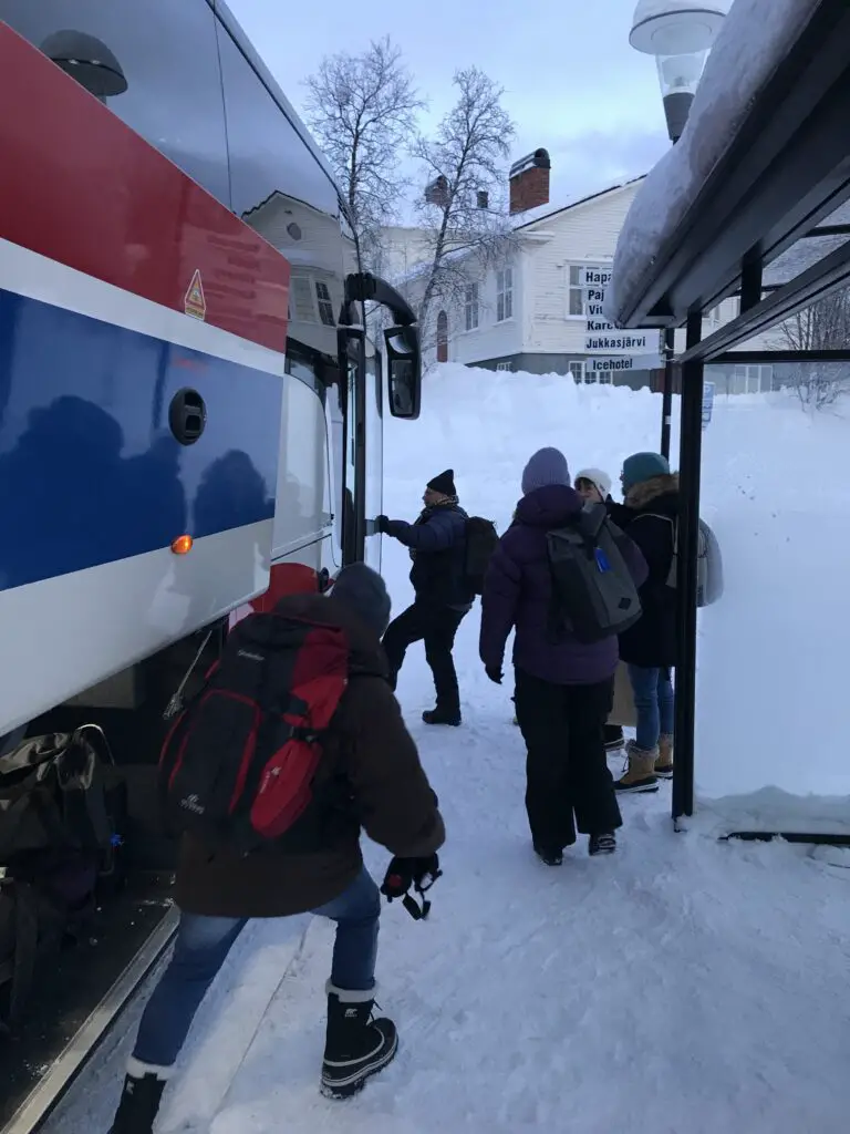 chargement du bus à kiruna pour karesuando en suède