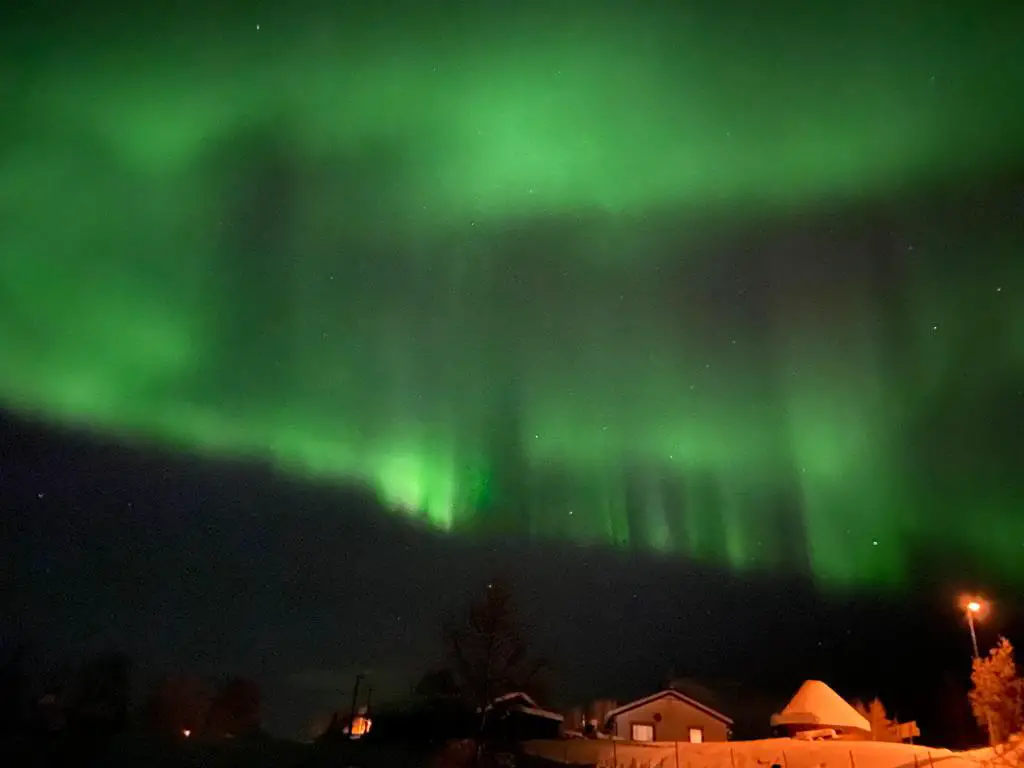 ciel vert d'aurores boréales en laponie