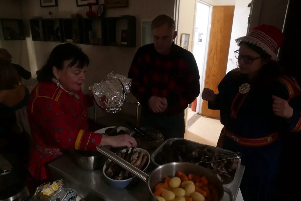 Dagny, arne et lena autour des plats traditionnels sami