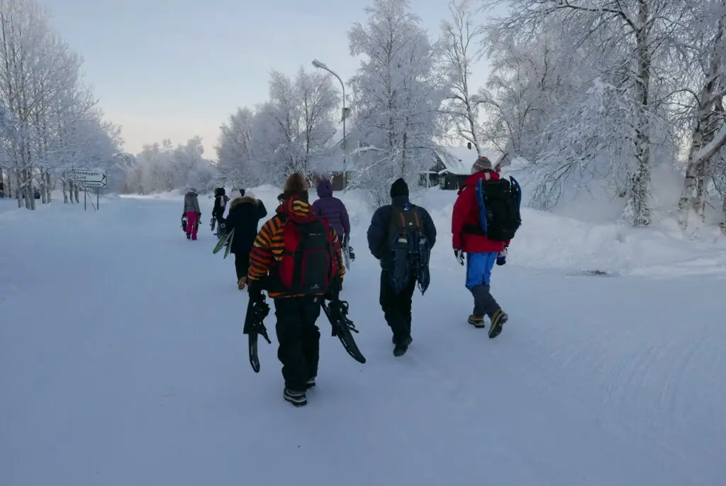 départ pour une balade en raquette à neige vers la source sacrée