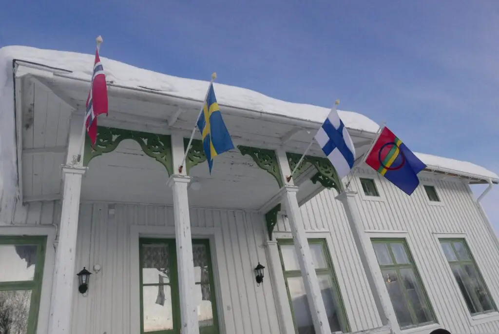 Drapeau sami au côté des drapeaux suedois, finlandais et norvègiens