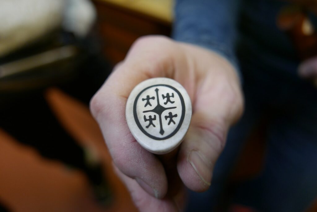 Embleme sami sur couteau puukko à karesaundo en laponie suédois