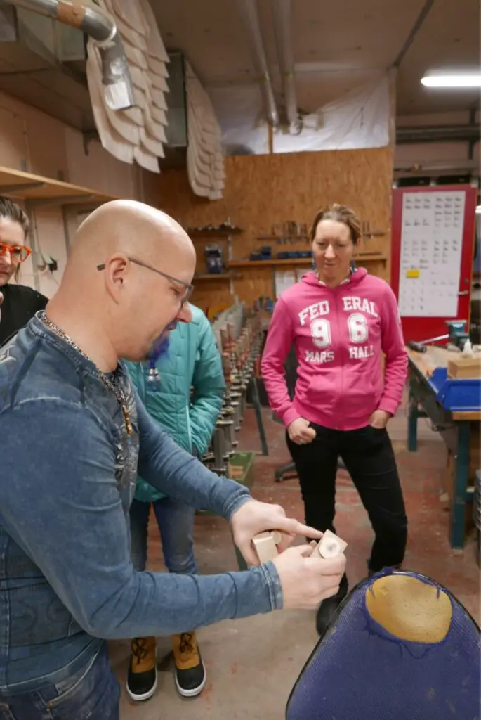 explication de Juha Pahajoki sur la réalisation d'un manche puukko de la marque de couteau karesuando