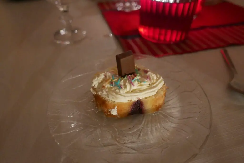 gateau avec chantilly et carré de chocolat