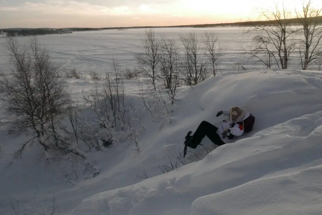 glissade sur la neige en raquettes