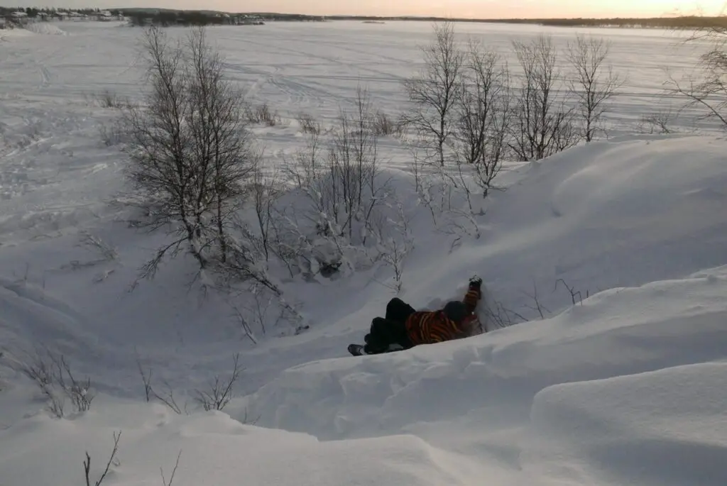 glissade sur les fesses dans une pente de neige en suede