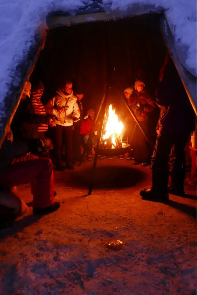 grillade de saucisses en terre sami en finlande