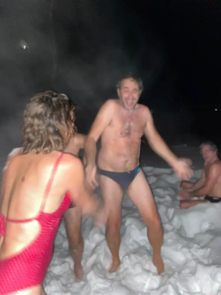 jeu dans la neige après le sauna en laponie suédoise