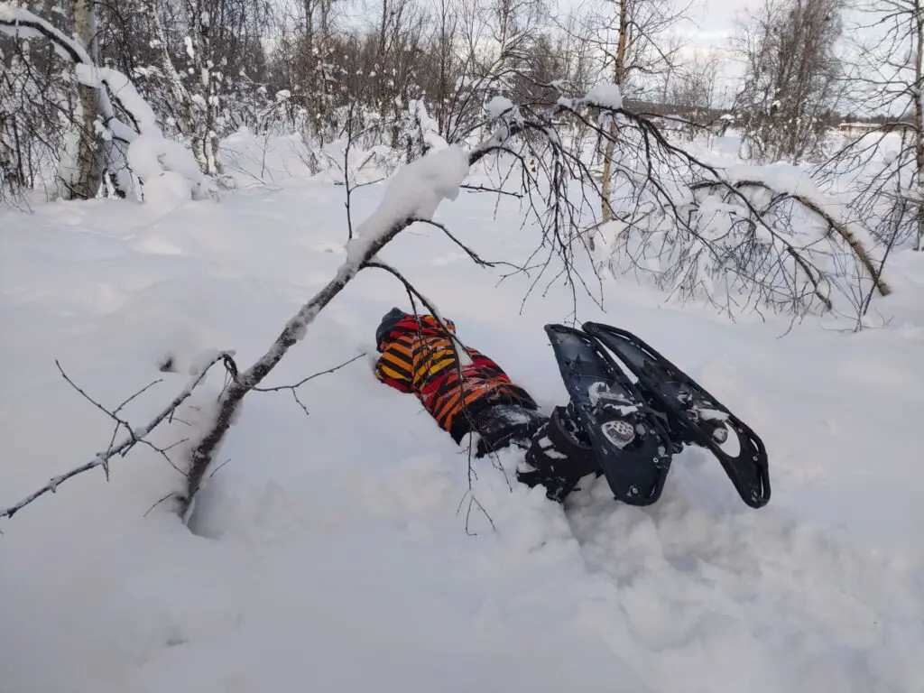 jeu d'enfants dans la neige en raquette à karesuando