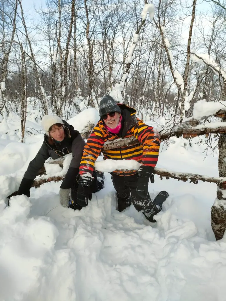 jeu d'enfants entre adulte dans la neige à karesuando