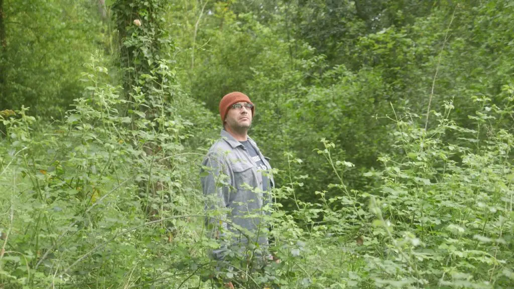 L'homme des bois de la marque de vêtements outdoor Faguo au milieu de la forêt