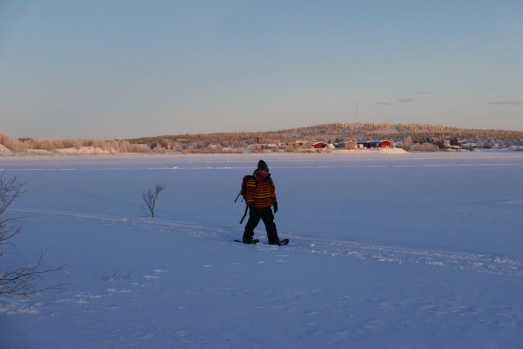 marche en raquette sur lac gelé en suède