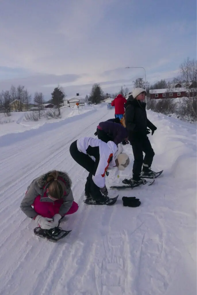 mettre sa paire de raquettes à neige pour randonner à karesuando