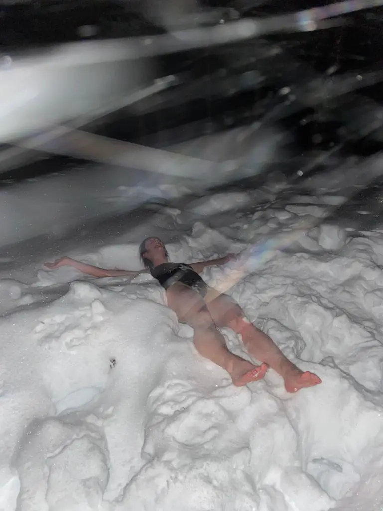 nage dans la neige après le sauna suédois
