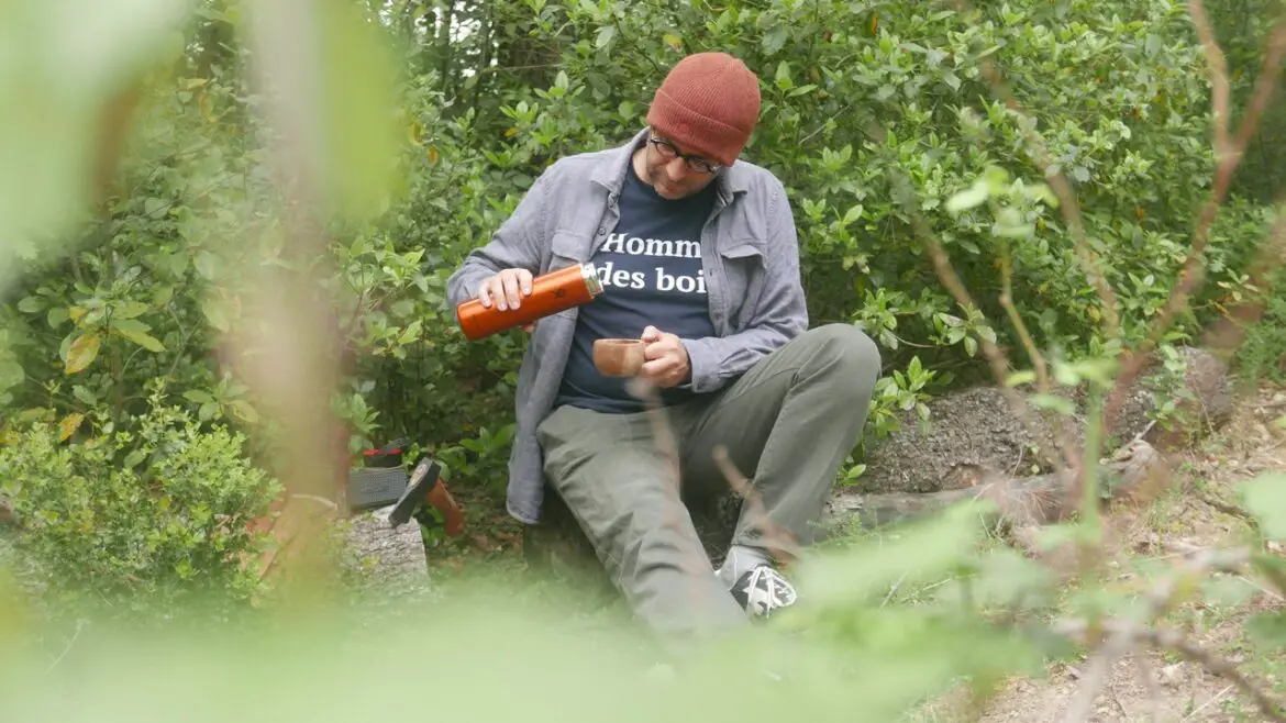 pause nature pour l'homme des bois habillé en Faguo