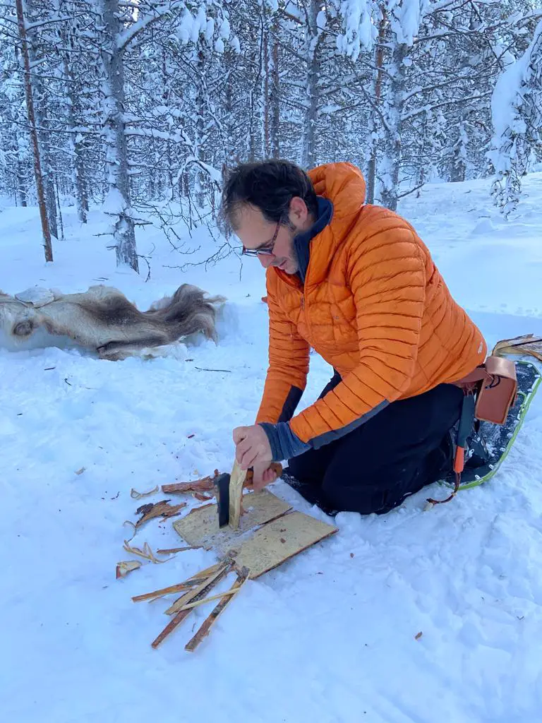 Préparation d'un feu sur la neige en suède