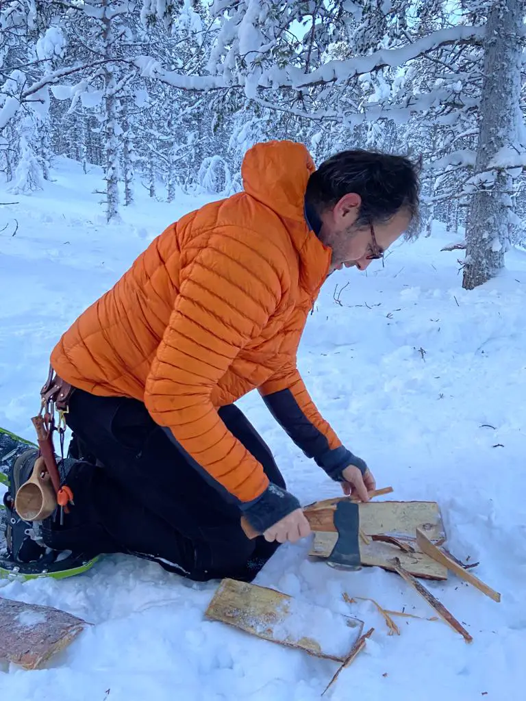 puukko accroché à la ceinture avec la tasse en bois kuksa et pierre à feu en laponie suédoise