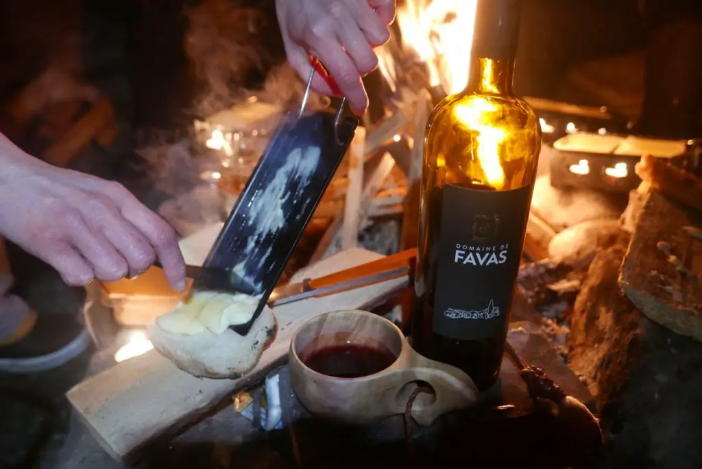 raclette au coin du feu en terre sami avec une bonne bouteille de Pic saint loup du domaine de favas