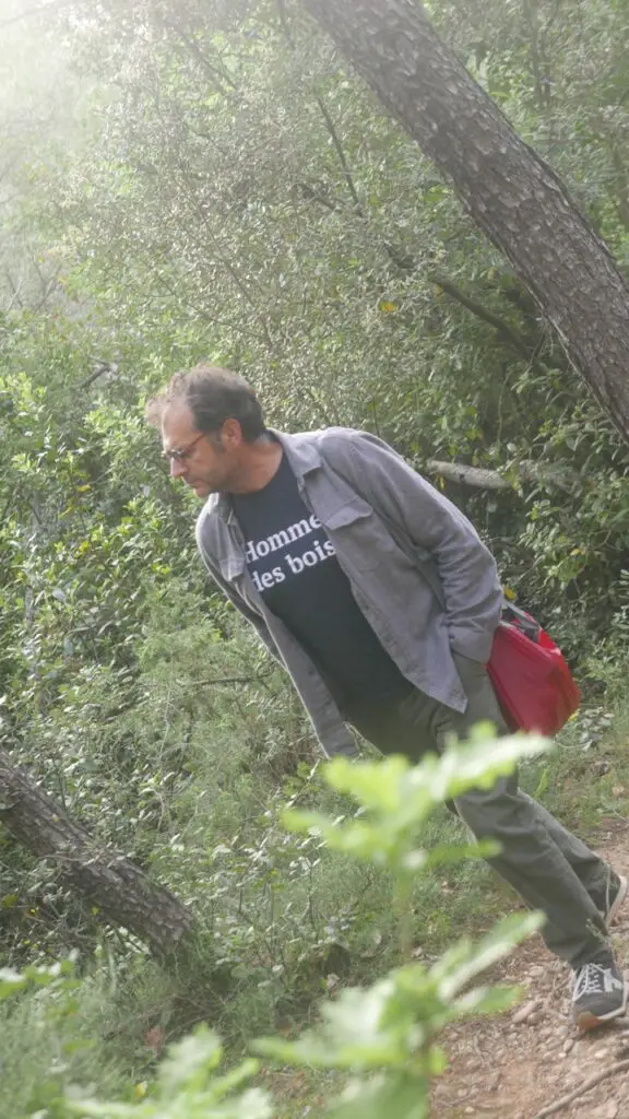 randonnée en foret pour l'homme des bois en chemise Faguo