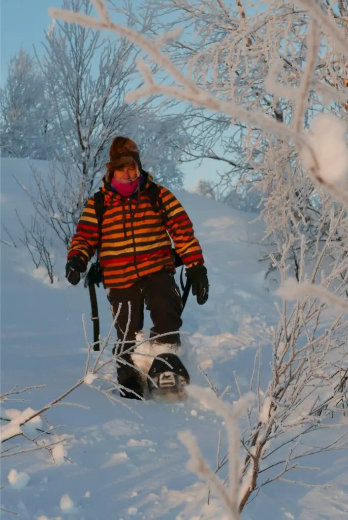 randonnée en raquette à neige dans poudreuse à karesuando