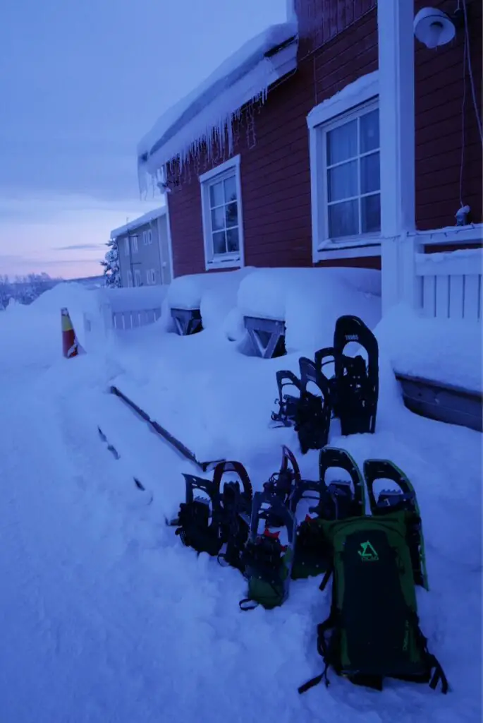 raquettes à neige devant l'auberge de karesuando en suede