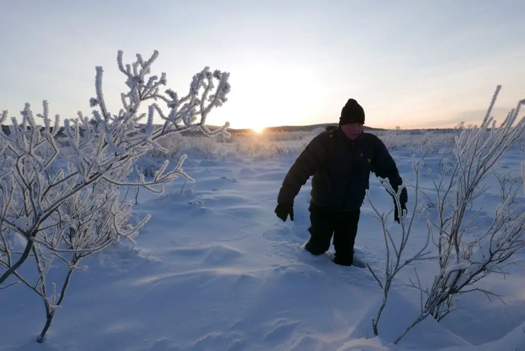 raquettes à neige sur itinéraire enneigé jusqu'au genou en suède