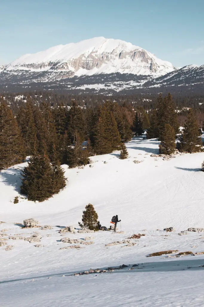 randonnée raquettes de 3 jours dans le vercors. en toile de fond le grand veymont. 