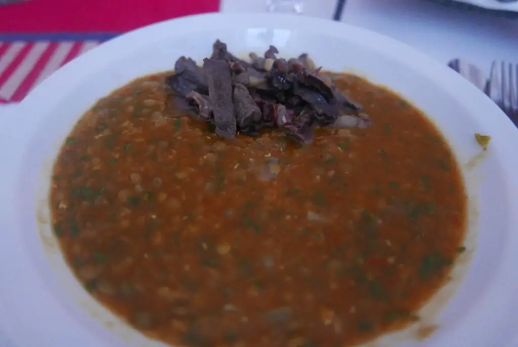 soupe de lentilles avec viande séchée de rennes en terre sami