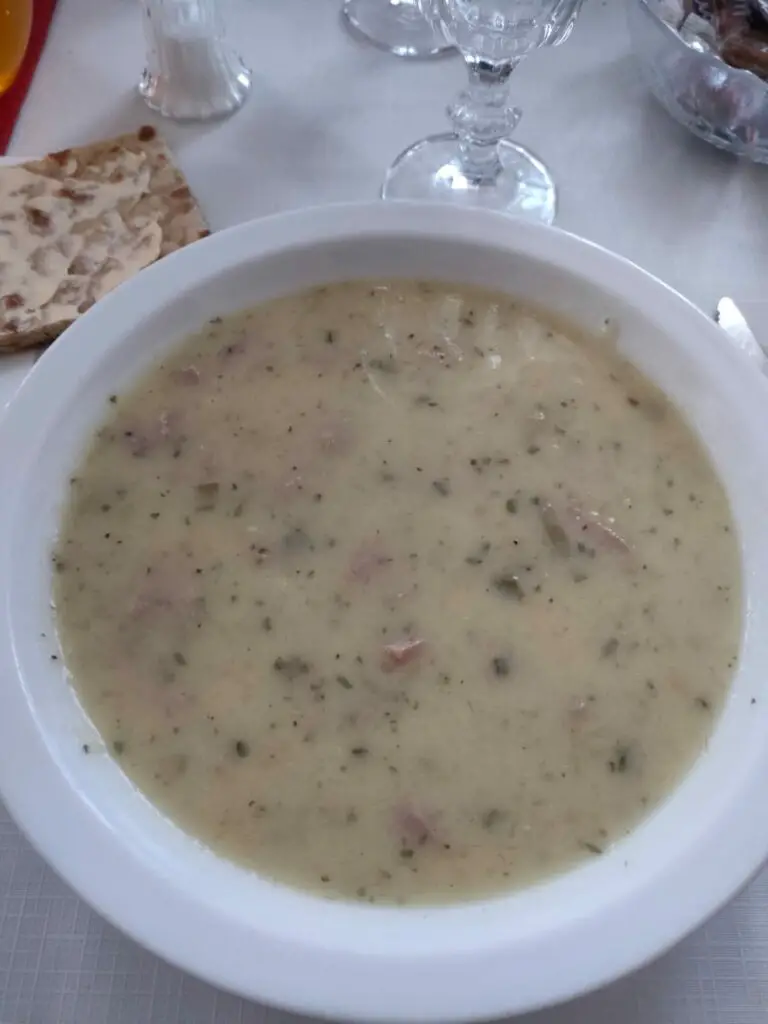 Soupe de pomme de terre avec poireaux et saucisse de porc