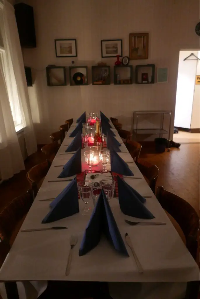 table de notre dernier repas à karesaundo pour cloturer ce magnifique voyage en terre sami