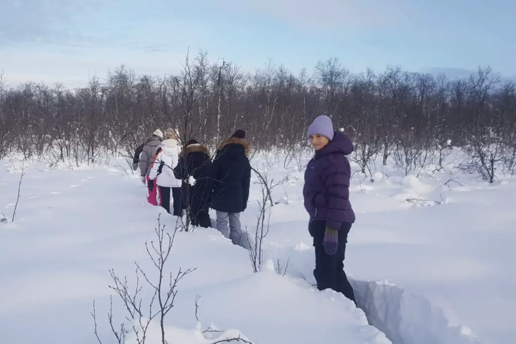 trace dans la neige épaisse en raquette à karesuando