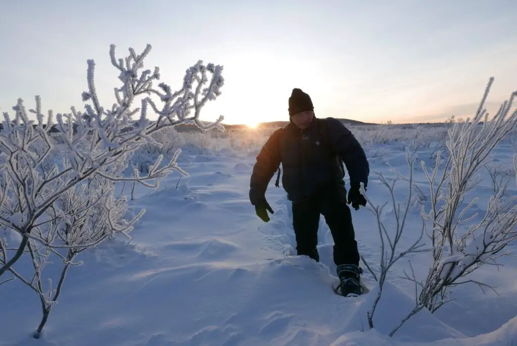 trace en poudreuse en raquette à neige à karesuando