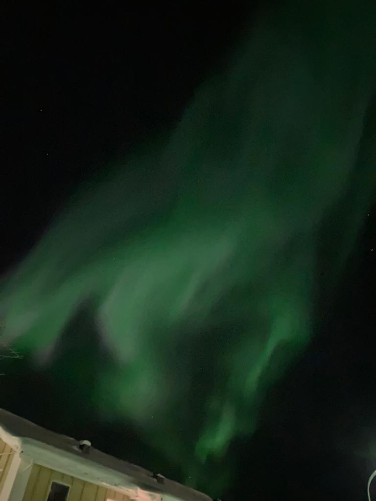 Visage dans le ciel des aurores boréales en suède