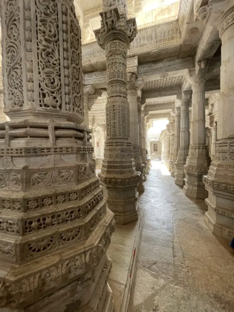 1444 colonnes de marbres toutes uniques au Temple jaïn de Ranakpur dans le rajasthan