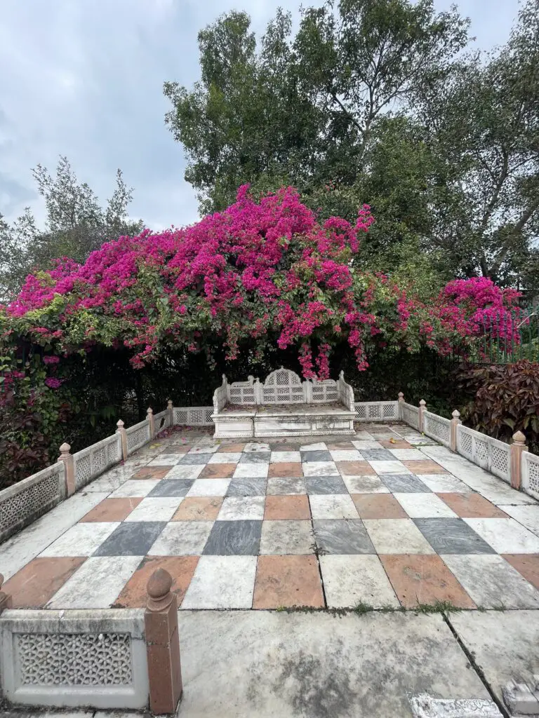 banc en marbre au Jardin botanique Shaemiyon ki bari à Udaipur