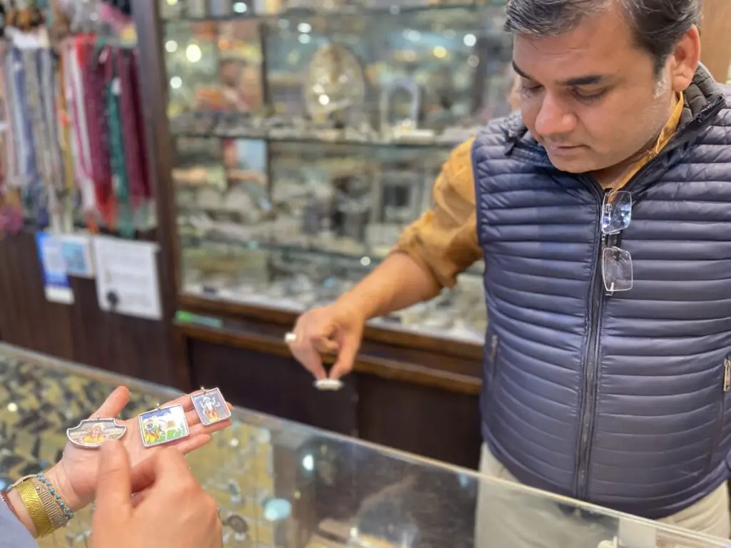 Bantu Gupta dans sa bijouterie Khushki exports de jaipur