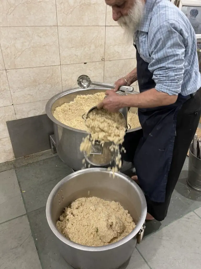 bénévoles à la cuisine communautaire du Gurdwara à côté du temple sik Gurudwara Bangla Sahib