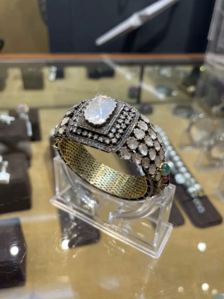 bracelet indienne orné de pierres précieuses dans la bijouterie Khushki exports de jaipur