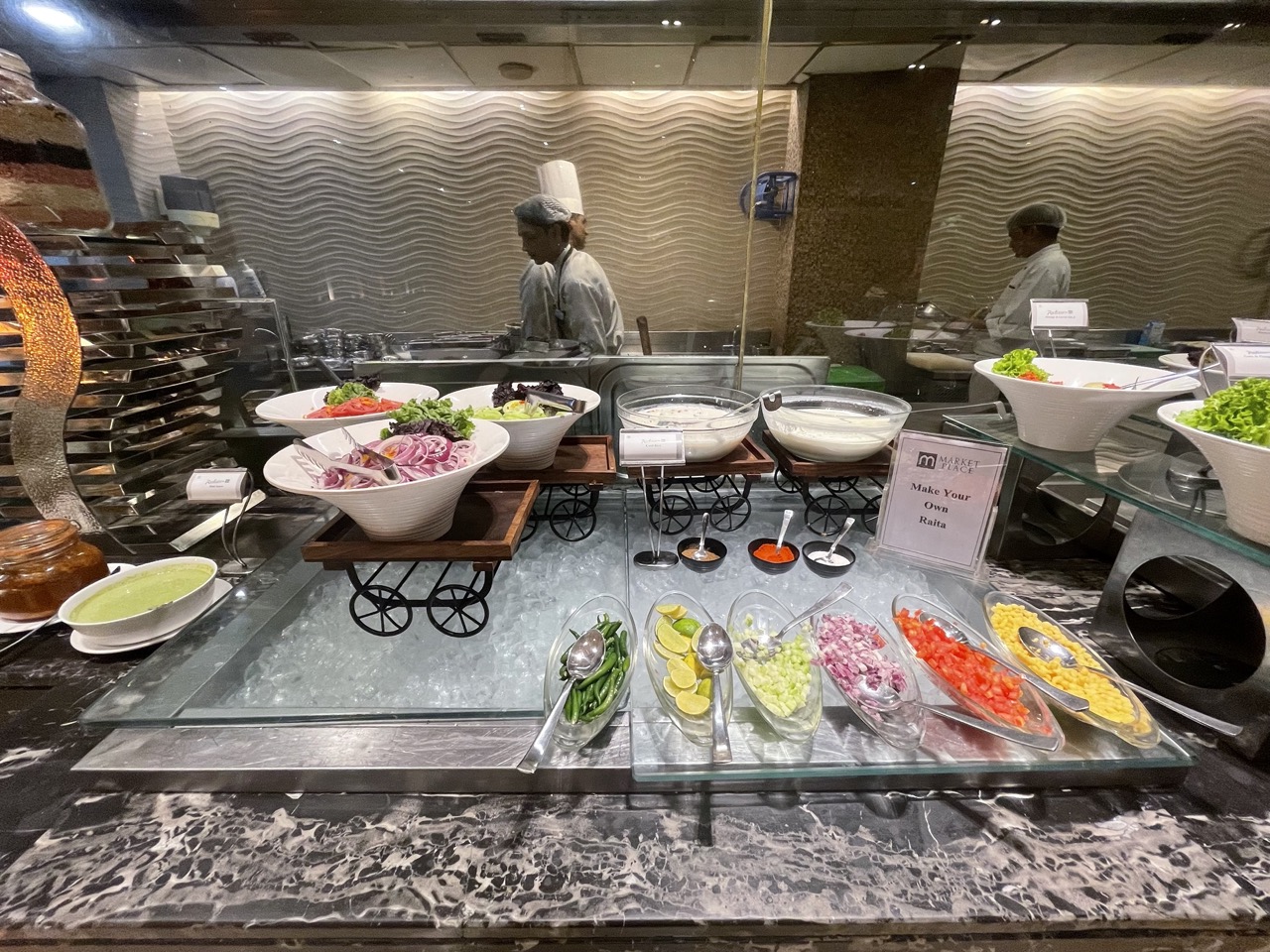 buffet de crudité au restaurant du radisson blu de jaipur