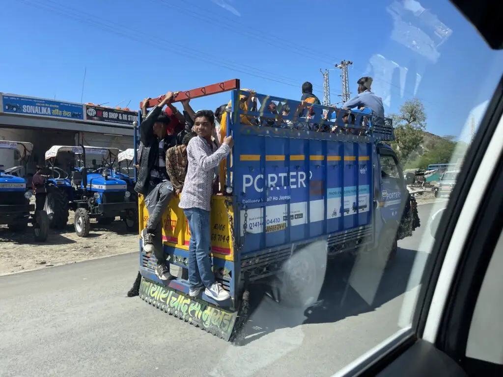 camion bétail transportant des personnes en inde