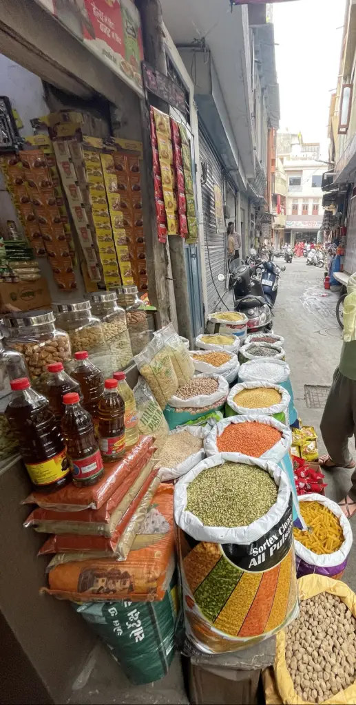 Diversité de lentilles corails au marché d'udaipur en inde