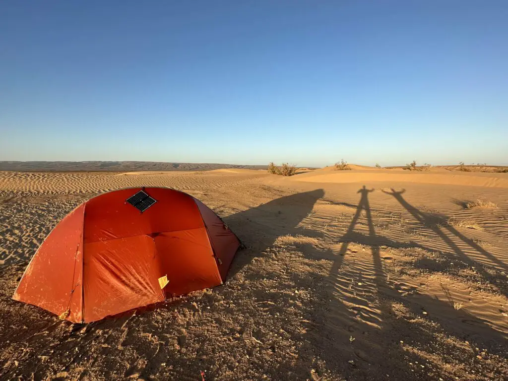 Chargeur solaire l'aventurier Energe sur la tente