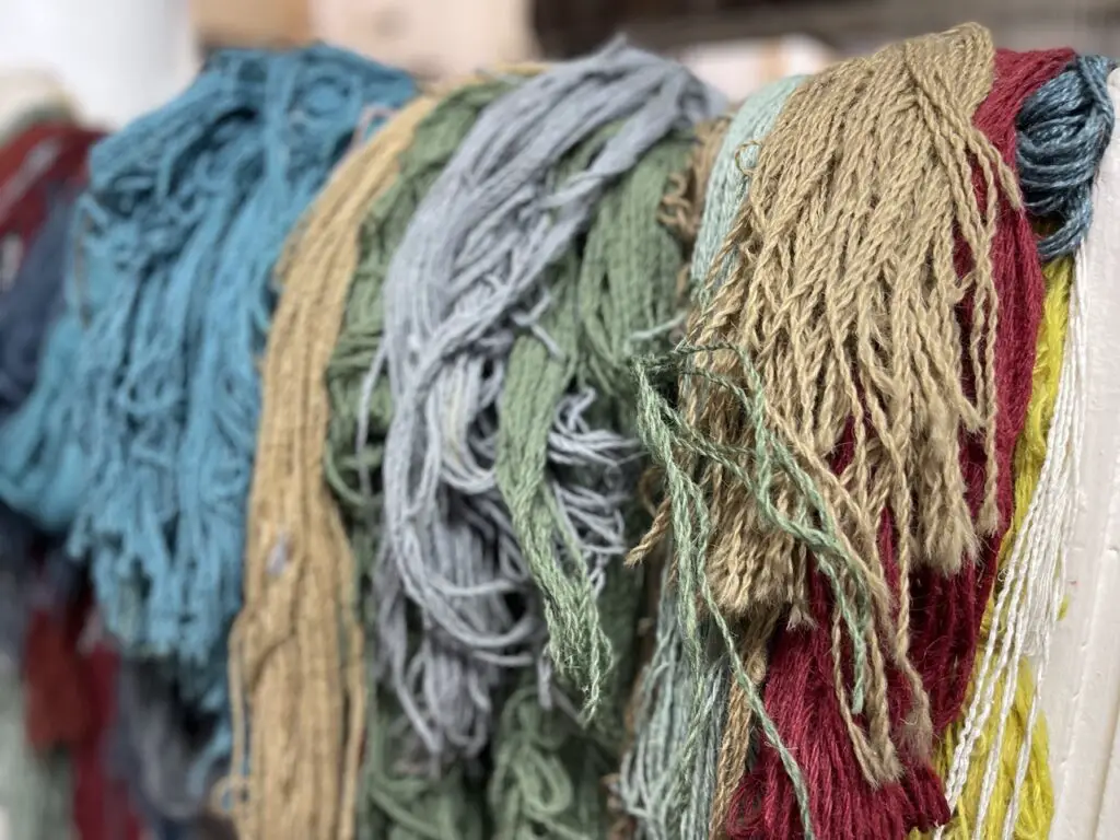 chute de laine coloré dans atelier de tissage au rajasthan à jaipur