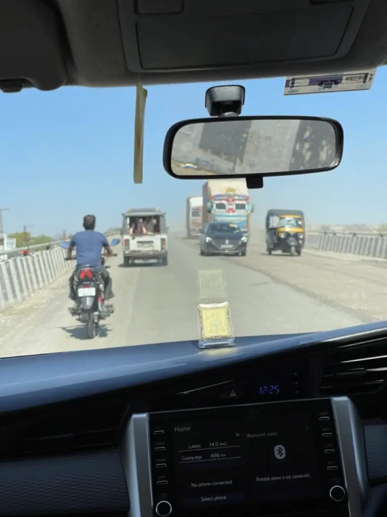 circulation sur la route en direction de jaipur