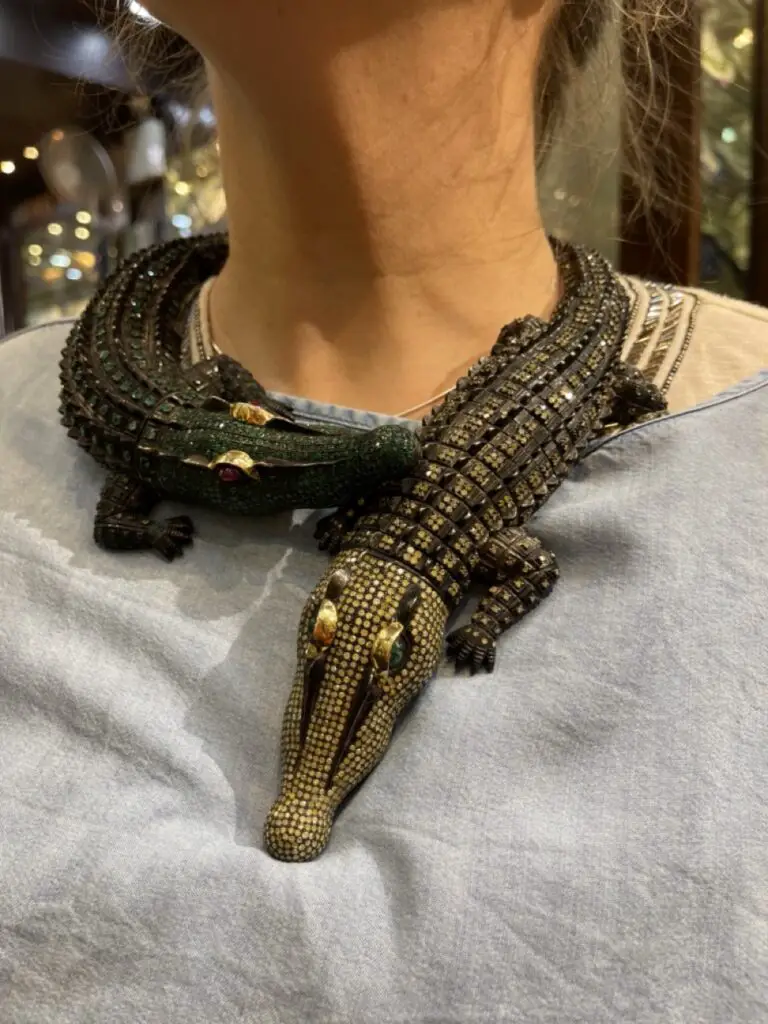 collier crocodiles de pierres précieuse fabriquées par la bijouterie Khushki exports de jaipur