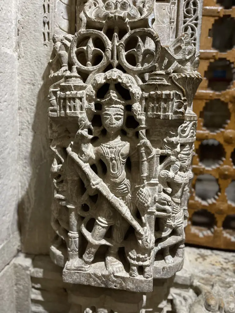 colonne de pierre sculptée au temple jain à Jaisalmer
