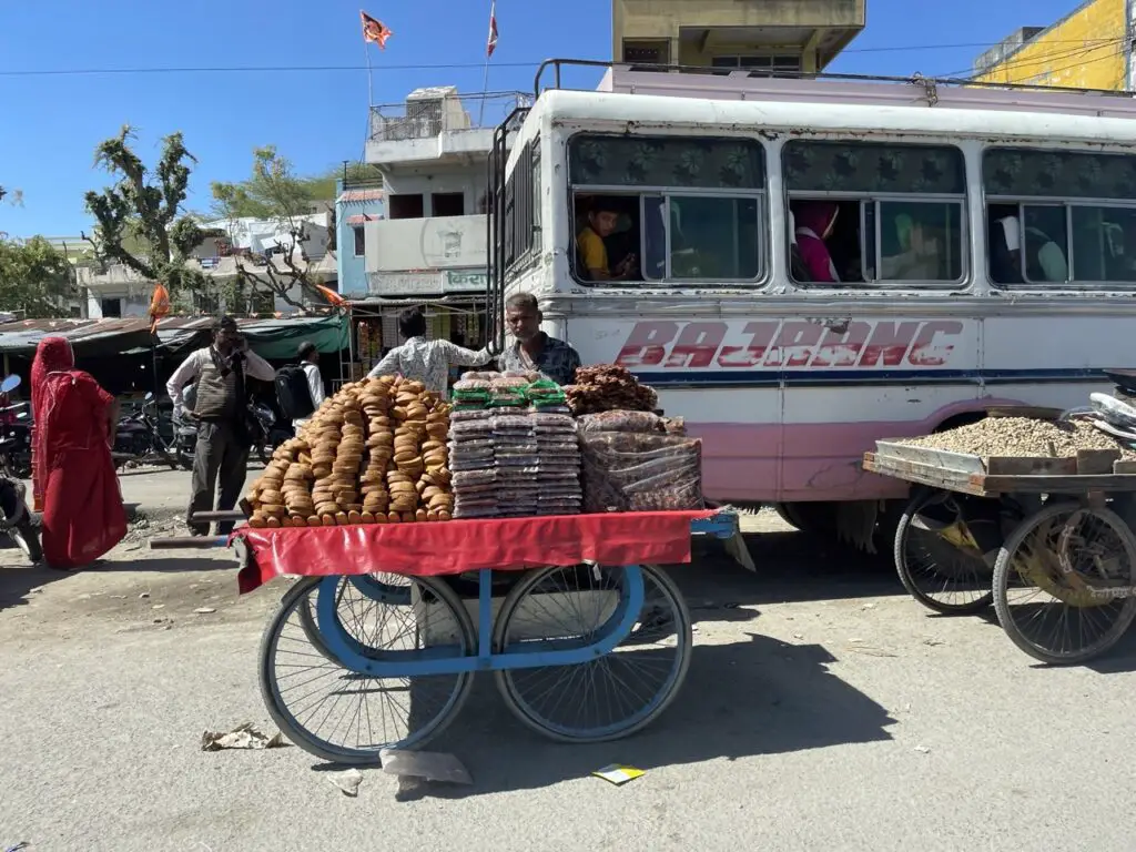 commerçant à roulotte sur la route de jaipur