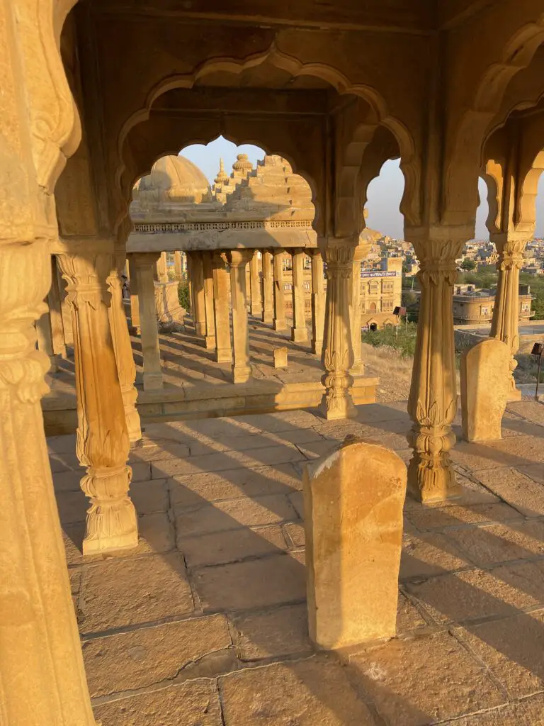 couché de soleil au centre de crémation  de jaisalmer au rajasthan