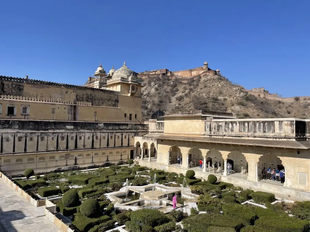 cours et jardin au palais des miroirs du fort amber à jaipur