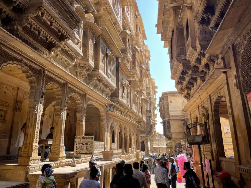 Dans les rues de jaisalmer pour se rendre à la maison de Patwao ki haveli